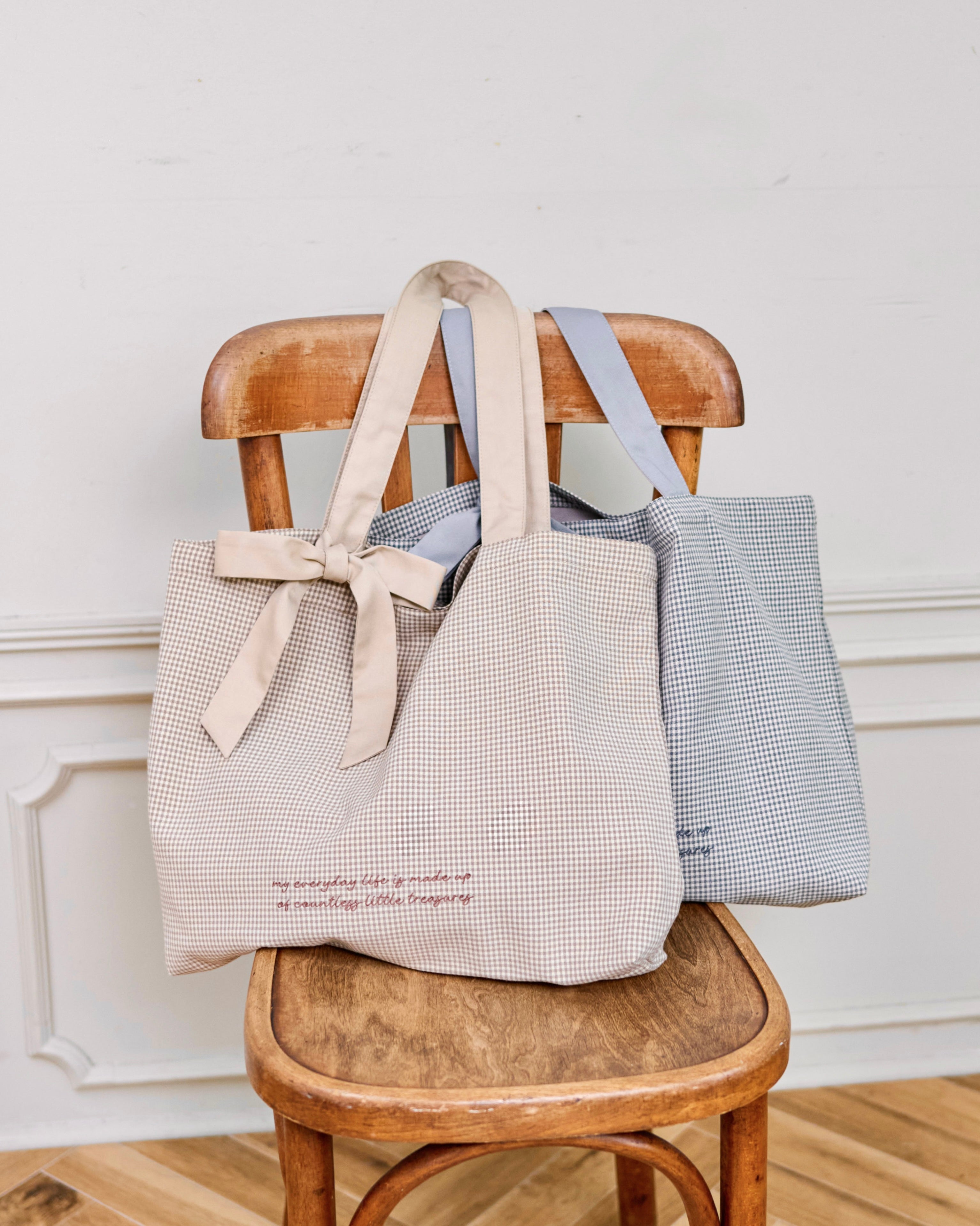 Checked fabric wide tote bag (Delivery from early December to mid-December)