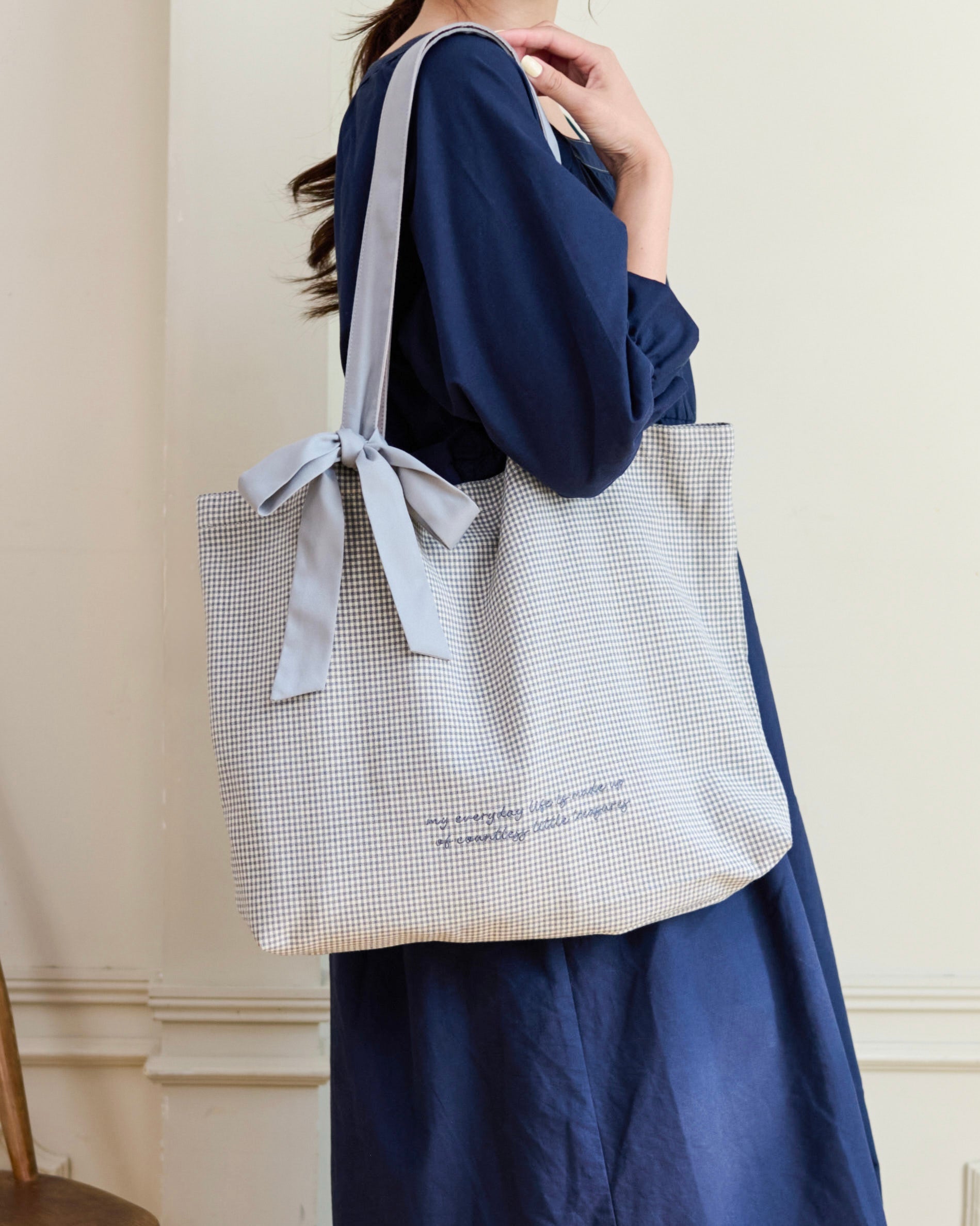 Checked fabric wide tote bag (Delivery from early December to mid-December)
