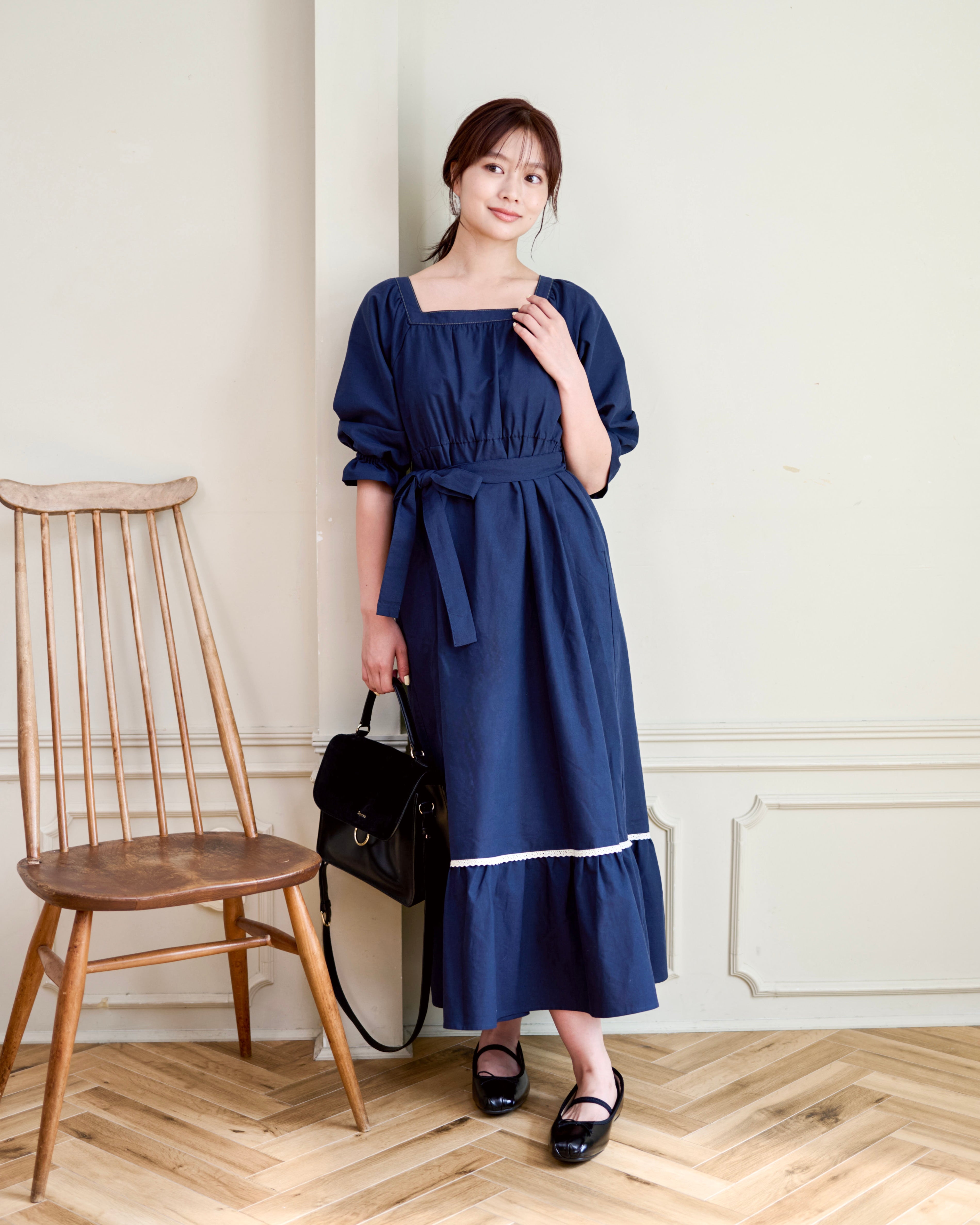 Square-neckline dress (Delivery from late November to early December)